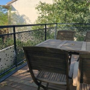 Garde corps sur terrasse bois motif tôle perforée Mosaïque Ergot