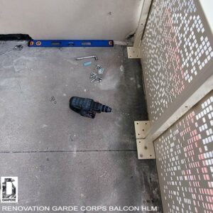 Rénovation d’un balcon de logement HLM par une remplacement de garde corps en tôle perforée