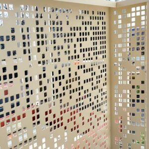 Photo de prototype personnalisé de garde corps en tôle perforée au décor évolutif sur balcon immeuble HLM